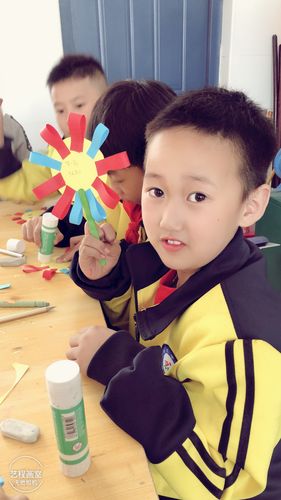 翟坡镇寺王学校二年级手工课《可爱的小狮子》