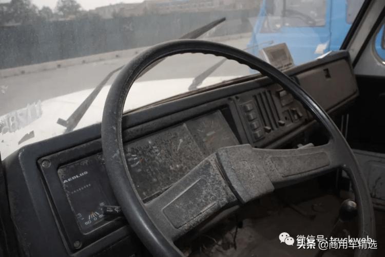 典型的东风eq140内饰,除了卡车,在很多前置公交车上这是用这个仪表跟