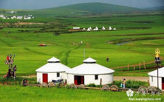 一曲轻歌篝火起,敖包相会舞天明.