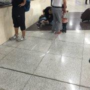 孩子再小也不能随地大小便吧.地铁站没卫生. 来自石