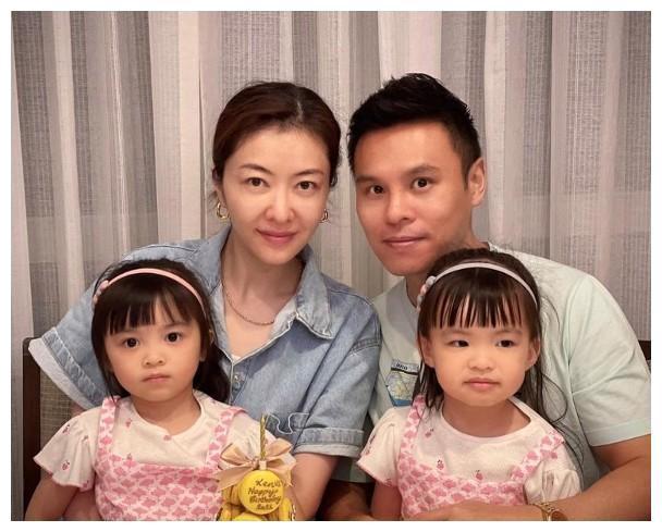熊黛林老公晒生日全家福抱双胞胎女儿幸福满满称家庭为第一位