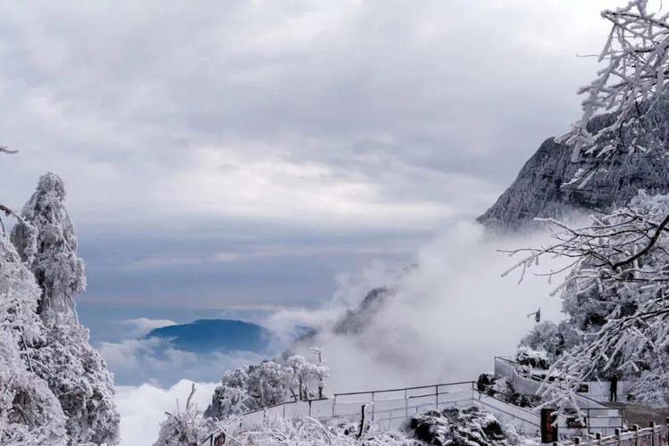 峨眉山冬日雪景如梦似幻