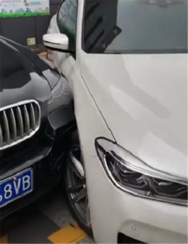 特别的"缘分!"宝马5系"斜着"倒车入库,直接撞到另外2台宝马