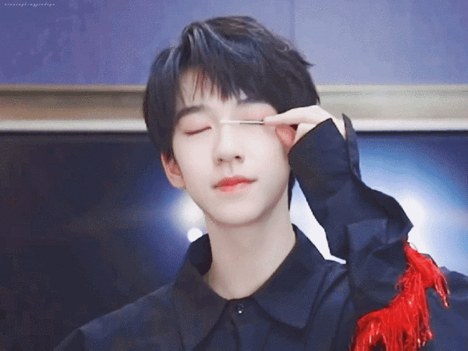 炸7贺峻霖眼睫毛上可以放一支棉签这是什么水平.