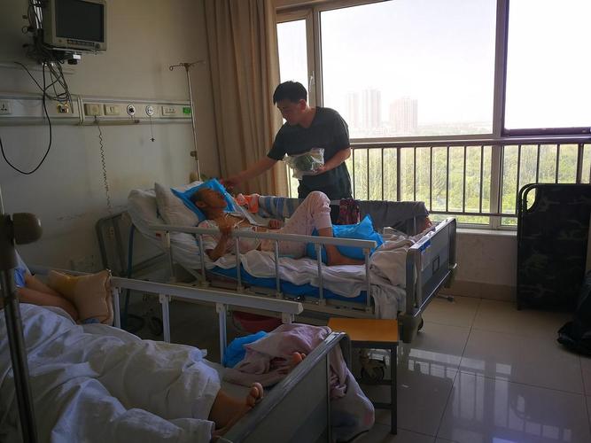 之前大哥腿伤住院时候拍的一幕,临床的大叔喂八十多岁