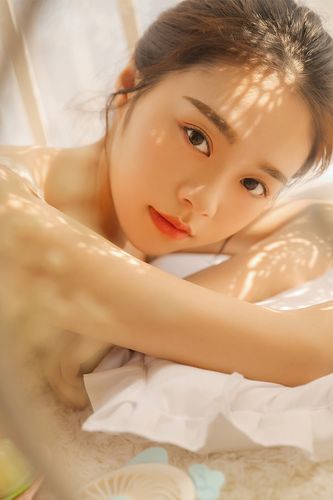 白色吊带美女模特小露蛮腰诱惑美女写真