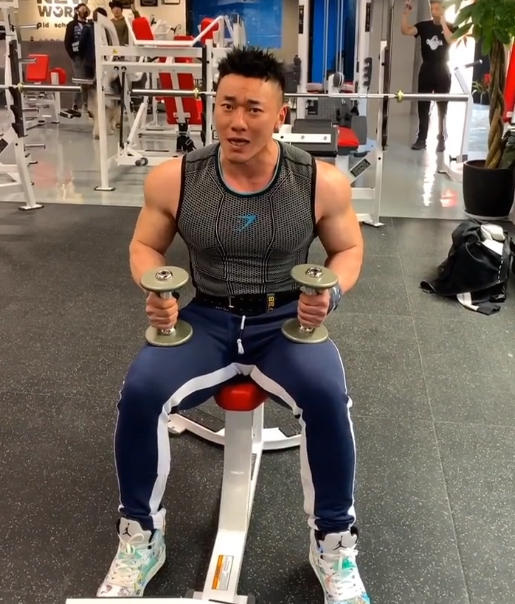 自从跟着鹿神练完腿,席鑫终于在喷子面前"站"了起来!