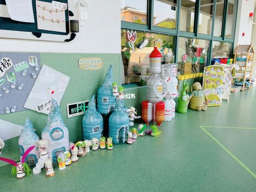 矿泉水瓶纸杯的手工废物利用_手工制作_幼儿园环创_垃圾分类_草坪