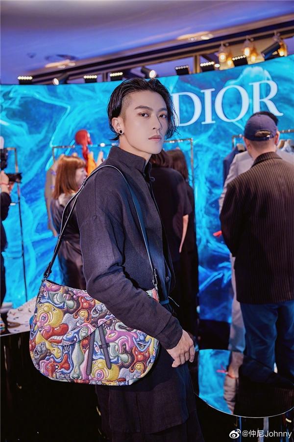 时尚博主仲尼johnny现身dior直播间展现超强带货能力