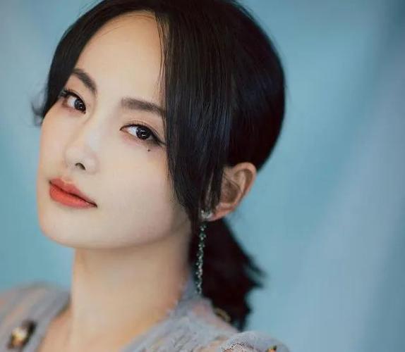 不整容,不遮丑,这些有瑕疵的女明星,个个把瑕疵变特点