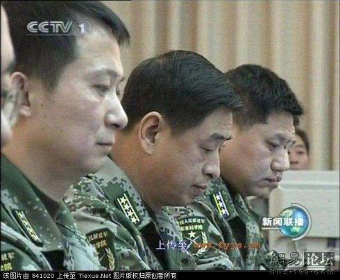 [转载]略谈07式迷彩服领章粘贴方向