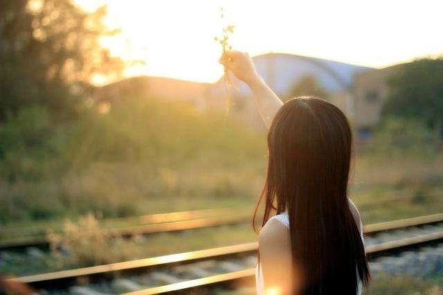 翻译为白话文就是:如果一个人心中有怨恨的情绪,应当常常想起感恩