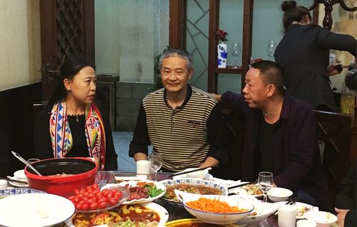 老连长女儿刘晓琼,女婿曾建斌,儿子刘国宏忙里忙外热情接待,让人十分
