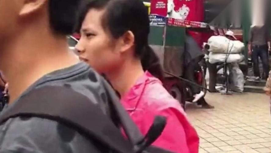 广州街头残疾流浪歌手阿龙翻唱朋友别哭,秒杀中国好声音