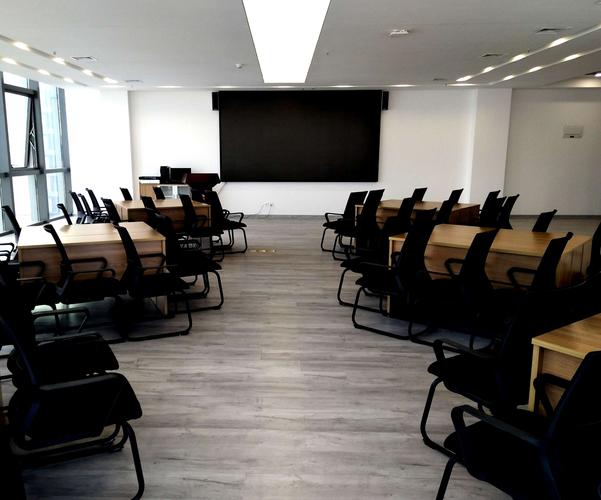 会议室布置类型多样,u型式,鱼骨式,课堂式等.