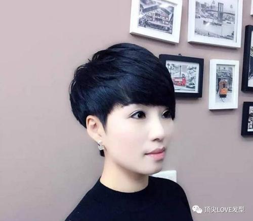 今年超短发流行"漏耳头"