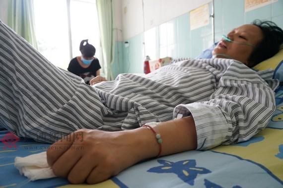 组图:南宁9岁男童弃学照顾病重母亲 获帮助将复学