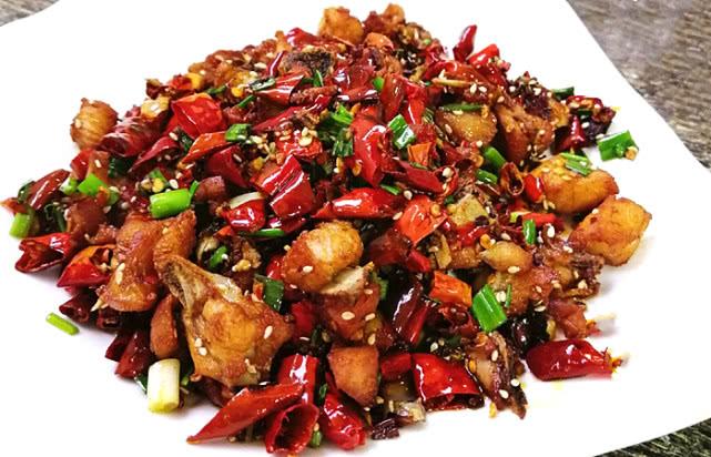 做辣子鸡时,记住一个小技巧,鸡肉酥脆好吃,又香又入味