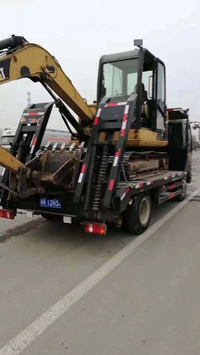 蓝牌平板运输车拉100挖机