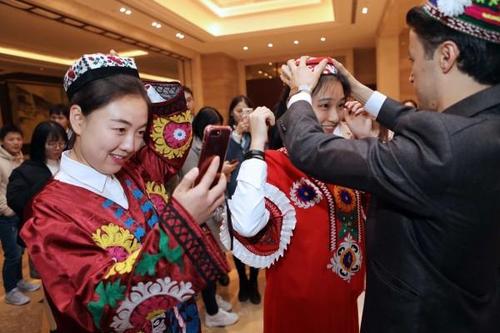 参观者穿戴塔吉克斯坦传统服饰自拍.