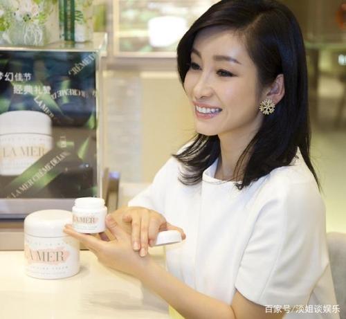 秦海璐以优雅气质取胜,身材高挑,外形甜美靓丽,喜欢她吗?