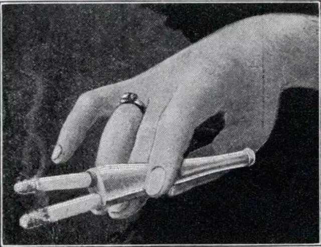 双管烟嘴,尤其适合重度吸烟者.(1932年)