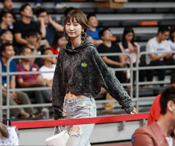 周鹏的妻子刘美也是出现在场边,清新打扮穿着时尚潮流.