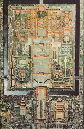 紫禁城全景如果一个人要从北京外城进入紫禁城,先经过永定门——前门