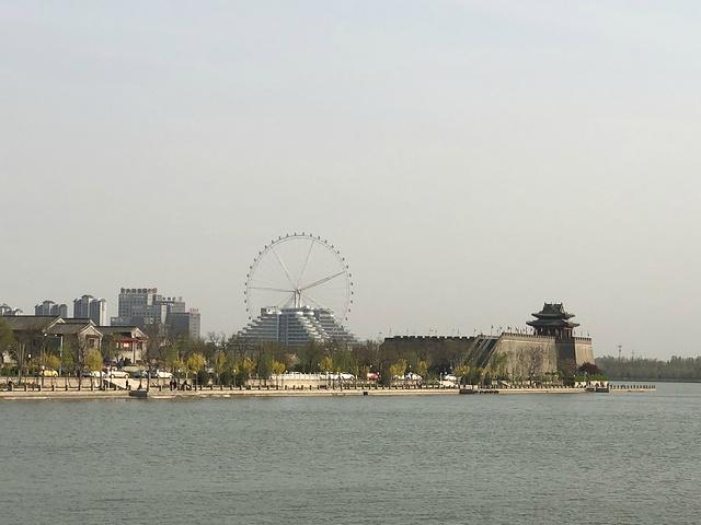 东昌湖又名环城湖凤城湖据称是世界最大的护城河二十一孔桥站在桥上