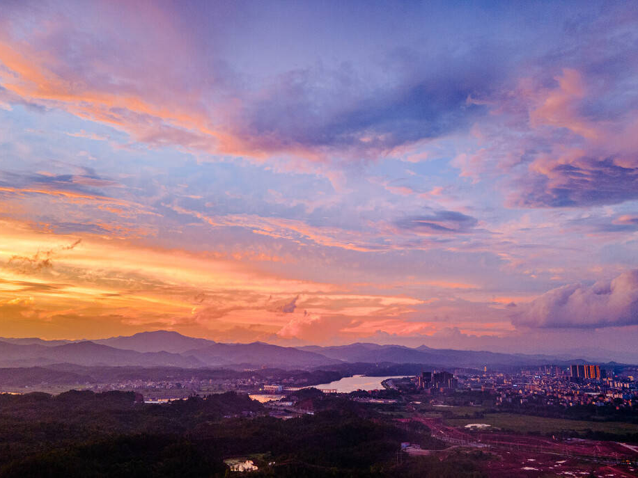 江西于都夏日晚霞绚丽多彩景色如画惹人陶醉