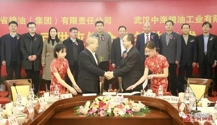 兼湖北粮油(集团)董事长,党委书记万卫东,和润集团董事局主席虞松波
