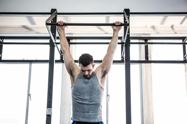 突破1个引体向上的第1步:单杠悬挂维持60秒