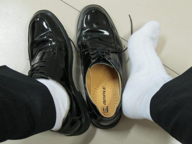 中国人丢了很多传统的东西,黑皮鞋白袜子算不算呢?