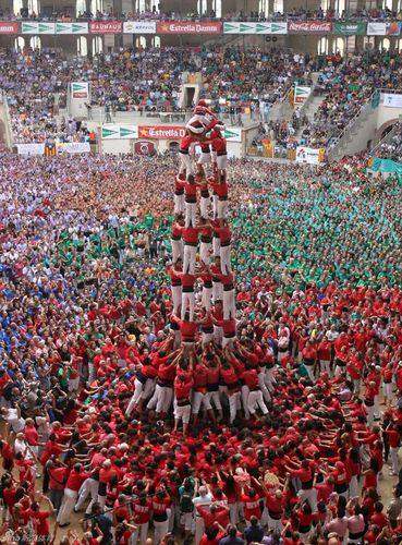 西班牙叠人塔大赛妙趣横生_高清图集_新浪网