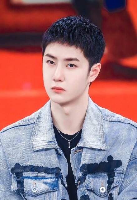 王一博短发造型更帅气_腾讯网