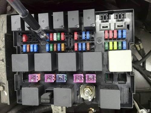 福特福克斯的油泵保险丝在哪啊在手套箱下的中央接线盒 ,编号f51,15a