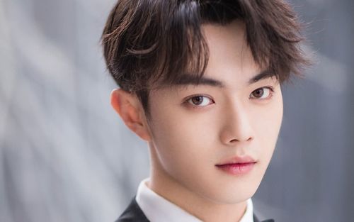 许凯正装壁纸,酷帅的风格好迷人,很有男子汉气概