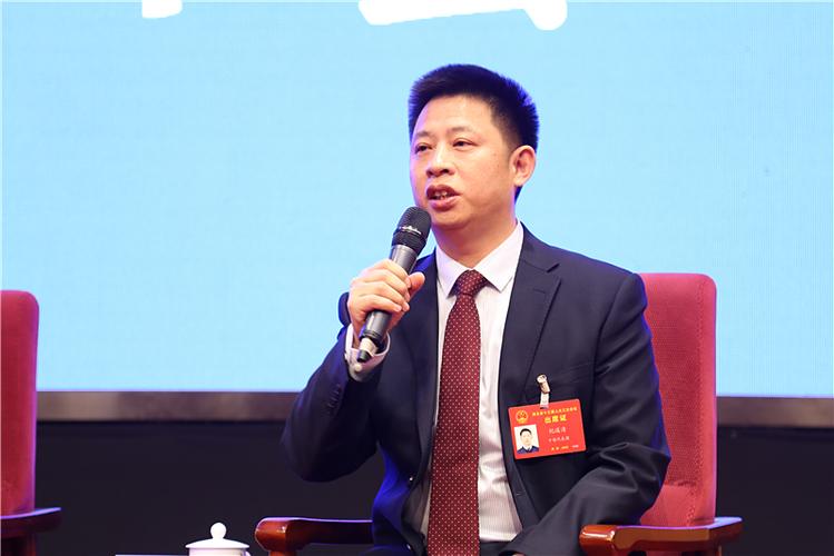 省人大代表,房县县委副书记,县长纪道清