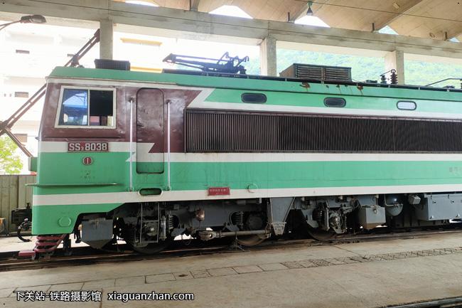 机车名称:韶山3型电力机车 ss3 车&nbsp&nbsp&nbsp 号:8038 生产成烫