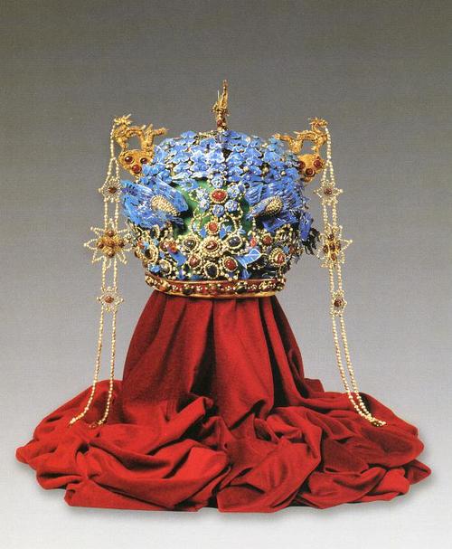 今天要讲的这件国宝:三龙二凤冠,便来自孝靖皇后棺椁南侧