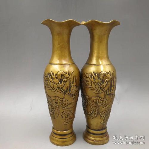 黄铜花瓶一对器型厚重形制端正通体光素色泽雅致古意盎然品相极好龙凤