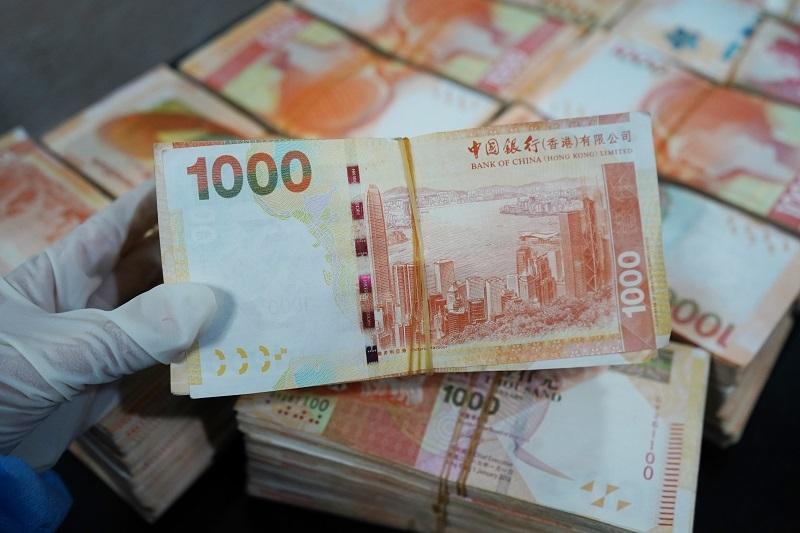 海关查获女子违规携带巨额现钞进境案涉案金额约合人民币618万元