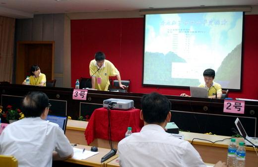 王梓利,喻宏伟,蔡邵哲在进行自带课题陈述