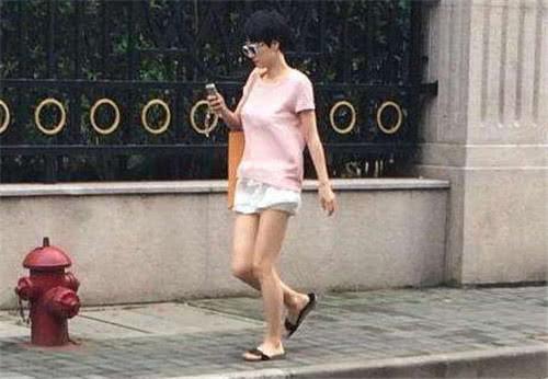 42岁马伊琍被嘲是平胸后穿吊带裙自证,凸起的小腹引人