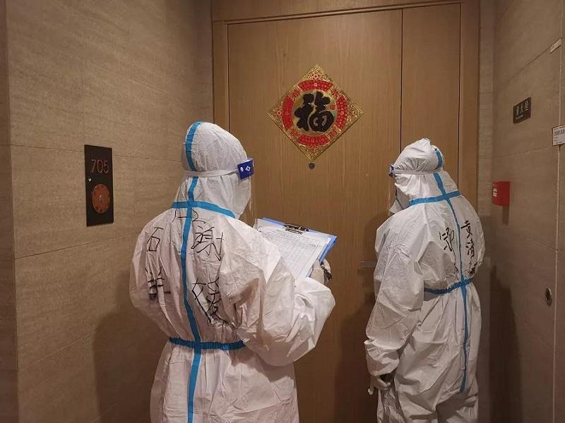 在封闭区,医务人员上门进行核酸检测.图片来自成都高新区教文卫健局.