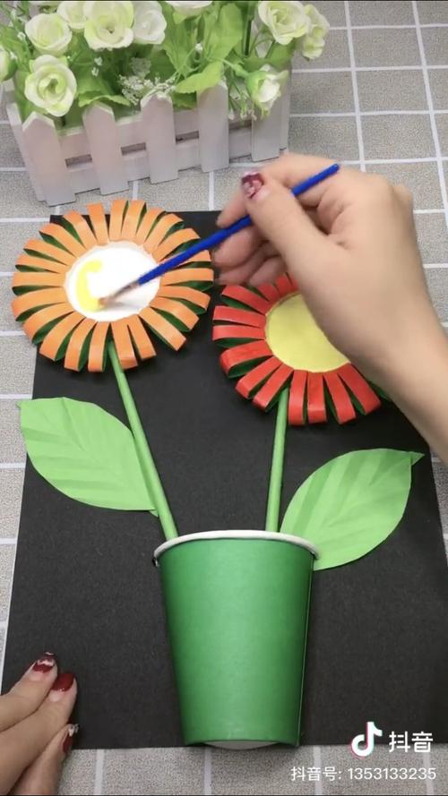 手工作品《纸杯花》 写美篇   今天跟老师一起来制作一个简单又好看的