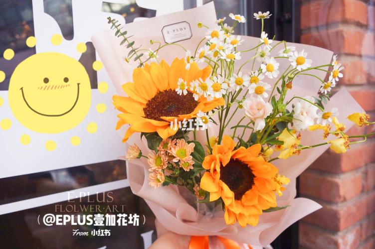 向日葵手拿小花束///笑一笑啦_花束_花店_洋甘菊_文艺