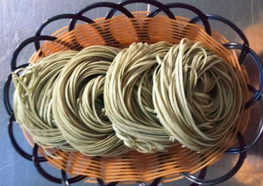  p>绿豆面是用绿豆制作的一道传统面类美食.