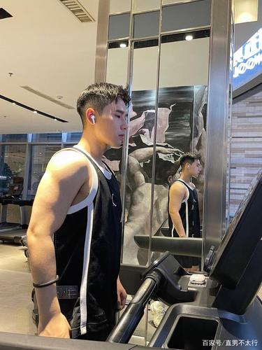 爱健身的小鲜肉帅哥