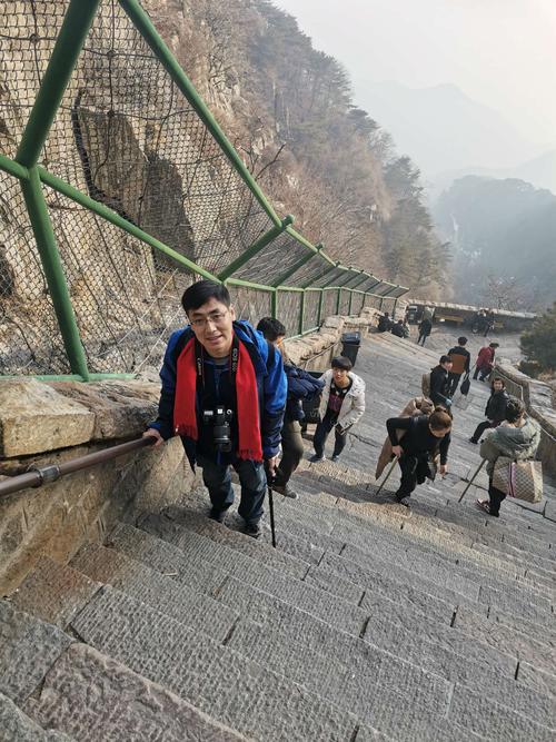 十八盘险峻陡峭,真是名不虚传,全长800米,垂直高度400米,坡度近60度